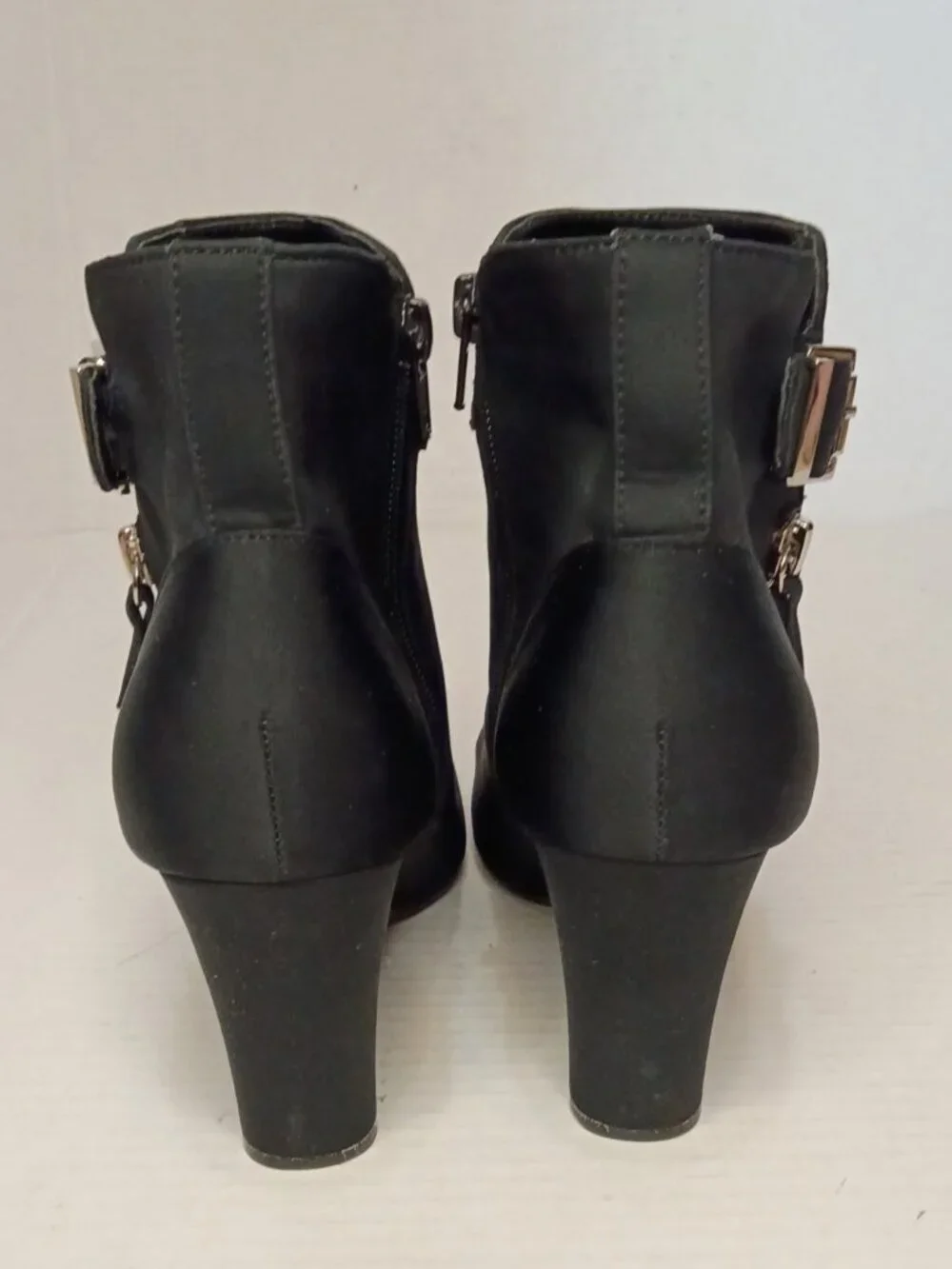 Unisa Unrowen Black Ankle Booties Block Heel Boots Women's Size 9.5M